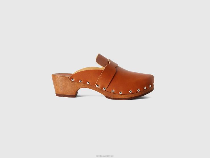 Clogs With Studs B4BF799 Benetton Women Camel